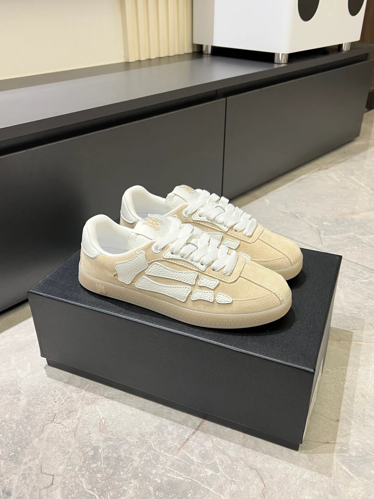 Men's shoes 💰p560 "AMIR*" new men's low-top casual sports sneakers bone shoes, another pair of irresistible bone shoes. Bone shoes are one of AMIRI's most popular items. Made of first-layer cowhide upper. The side bones are made of two cowhide laminations. It has a three-dimensional effect. The leather incisions are all oil-edged. Contrast color design. Simple style. Fashionable sports. Customized metal LOGO nameplate embellished with laces. Exclusive top-quality version. Supports contrast. Breathable mesh lining. The original rubber outsole is a must-have item for daily leisure. It is suitable for various occasions. If you pursue high quality, check it out. It is super cool on the feet and comes with a full set of original packaging! Size: 39-45!